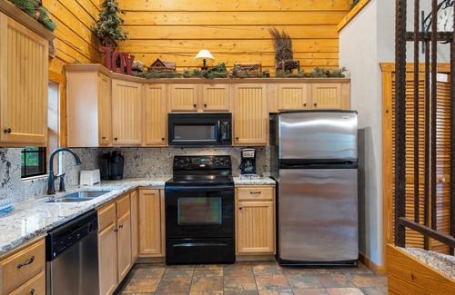 Branson Theater District Cabin | Unwind and Relax! Walk-in Log Cabin with Gas Fireplace and Screened Balcony