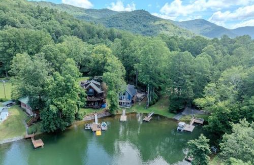 Robbinsville House | Unwind at Lakey McLakehouse on Lake Santeetlah