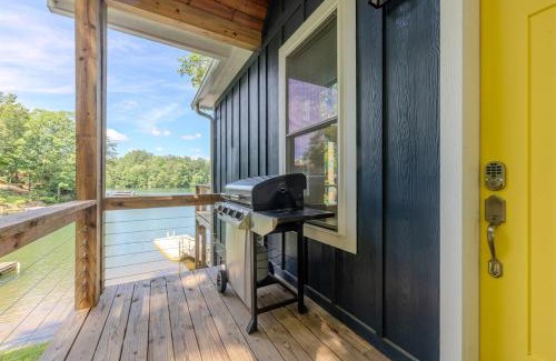 Robbinsville House | Unwind at Lakey McLakehouse on Lake Santeetlah