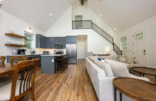 Robbinsville House | Unwind at Lakey McLakehouse on Lake Santeetlah