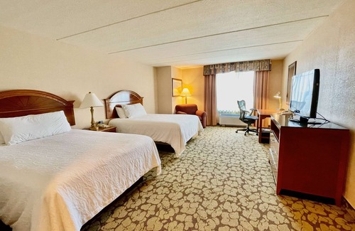 Chinatown House | Unwind by the Pool with Free Breakfast Near CityCentre and The Galleria