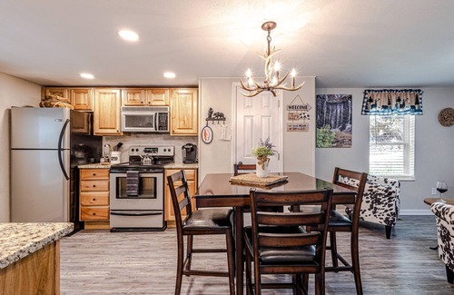 Cherokee Cabin | "UNWIND BY THE WATER'S EDGE" Beautiful 2/1 Cabin w/Hot Tub on Roaring Creek!