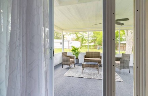 Westside House | Unwind Cottage | Furnished 3BR | Pet-Friendly | Midterm Rental | Yard + Patio