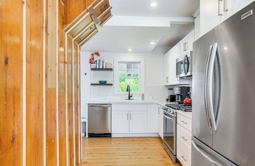 Pocasset House | Unwind Fireside & Walk to 2 Beaches! Pocasset Home