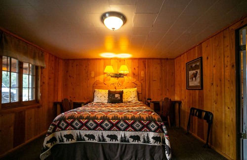 Dubois Cabin | Unwind in a Deluxe Queen Room with Scenic Riverfront and Serene Mountain Vistas.