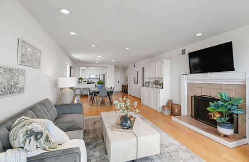 Del Mar Condo | Unwind in a Designer Condo Space: Revel in Dazzling, Expansive Ocean Views