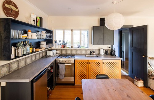 Akaroa House | Unwind in a Real, Cute, Comfortable Bach in Takamatua