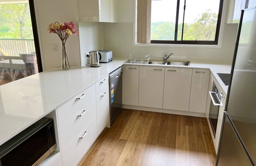 Ferny Hills House | Unwind in comfort & elegance in a peaceful neighbourhood. 30 mins from City