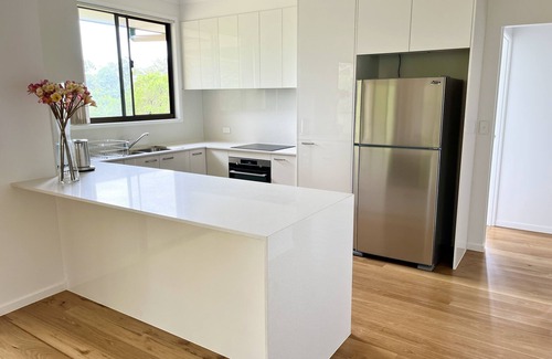 Ferny Hills House | Unwind in comfort & elegance in a peaceful neighbourhood. 30 mins from City