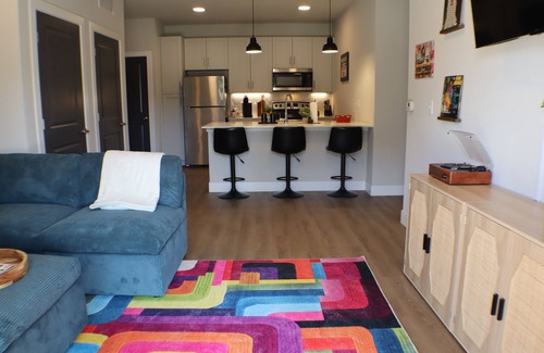 Rogers Apartment | Unwind in Comfort – Modern 1BR w/Pool, Gym, Free Parking & a Cozy Sectional to Lounge In