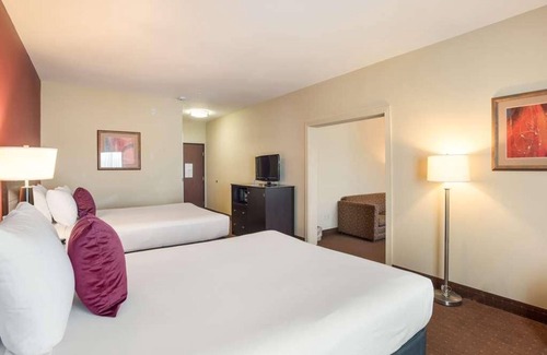 Saint Landry Hotel | Unwind in Knights Inn Bunkie! Free Parking, Outdoor Pool, Free Breakfast!