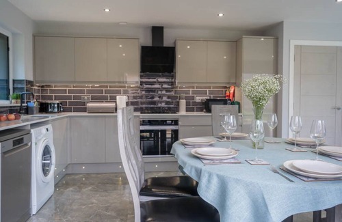 Shanklin House | Unwind in Nature's Embrace with Sauna and Hot Tub - WOODLANDS