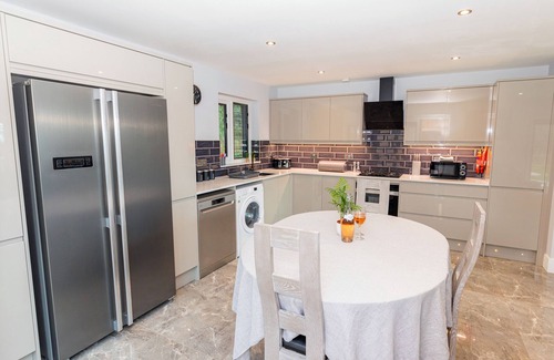 Shanklin House | Unwind in Nature's Embrace with Sauna and Hot Tub - WOODLANDS