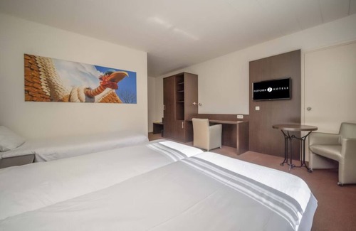 Waalwijk Hotel | Unwind in Nature's Embrace: 4 Family-Friendly Rooms Near Beekse Bergen Zoo