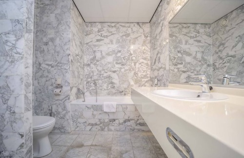 Waalwijk Hotel | Unwind in Nature's Embrace: 4 Family-Friendly Rooms Near Beekse Bergen Zoo
