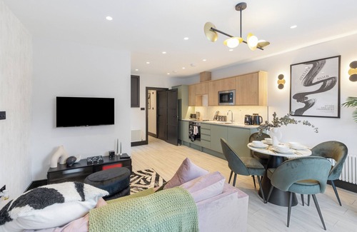 Tottenham Hale Apartment | Unwind in Style: 2BR with Cozy Backyard for Groups