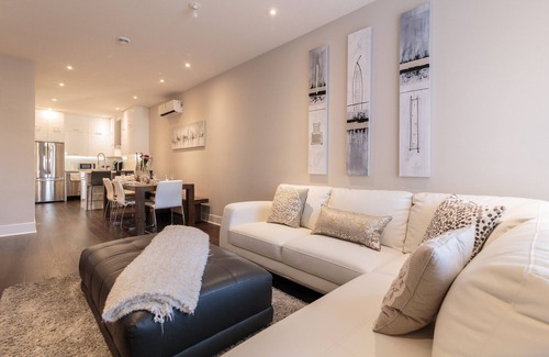 Mile End Condo | Unwind in Style at a Luxurious, Modern Condo
