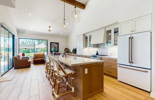 Palm Desert House | Unwind in style at this cute condo in Palm Desert ft.a sunny patio and pool.
