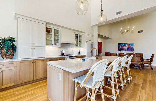 Palm Desert House | Unwind in style at this cute condo in Palm Desert ft.a sunny patio and pool.