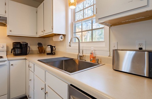 Winston - Salem House | Unwind in Style: Pet-Friendly - Hot Tub - Washer