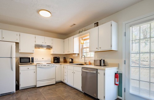 Winston - Salem House | Unwind in Style: Pet-Friendly - Hot Tub - Washer