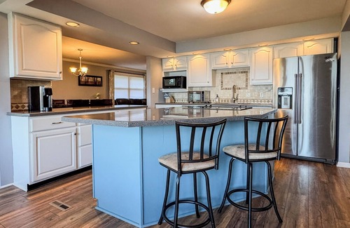 Manhattan House | Unwind in Tranquility: Stunning Lake Views on Tuttle Creek Lake, Manhattan