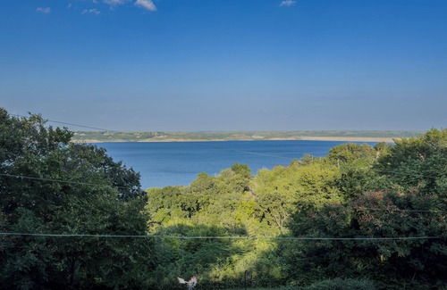 Manhattan House | Unwind in Tranquility: Stunning Lake Views on Tuttle Creek Lake, Manhattan