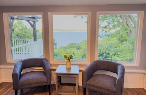 Manhattan House | Unwind in Tranquility: Stunning Lake Views on Tuttle Creek Lake, Manhattan