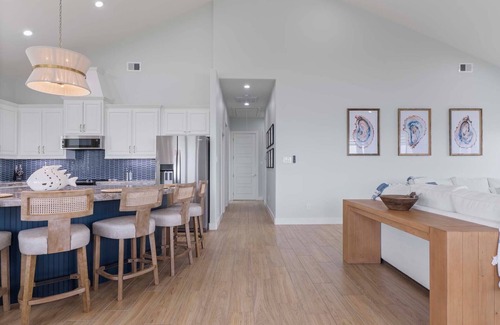 Palacios House | Unwind on the Bay- Fishing, Pool, Tennis, Basketball courts & Kids' Playground