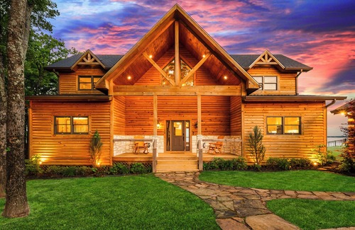 Streetman House | Unwind with Stunning Sunsets, a Private Spa, Home Gym & More
