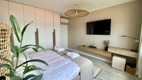 Hvar Old Town Apartment | Up&Above ,New Luxury Apt, Steps from Beach and Old Town