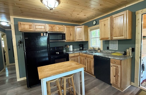 Lake Arrowhead Cabin | Up North Getaway: Cozy Lake Arrowhead Cabin with Hot Tub & Prime Location!