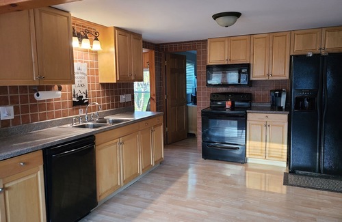 Hope Cottage | Up North Retreat - hot tub - pool table -kayaks- yard games- arcade