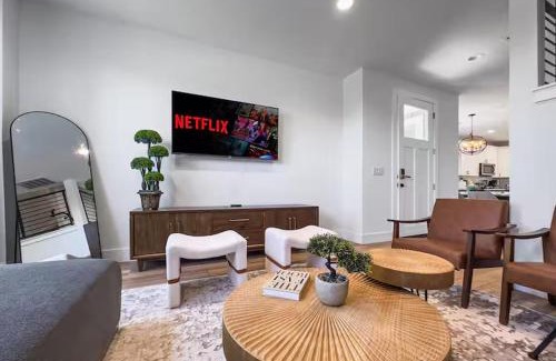 McNeil House | Up to 16 People - Lux Retreat