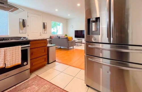 Ontario House | Up to 20% off weekly stay 3BR 2.5 miles to airport