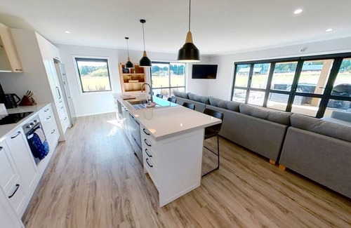 Ohakune House | Up to 24 people, 10 bedrooms, 4 bathrooms, 2 kitchens