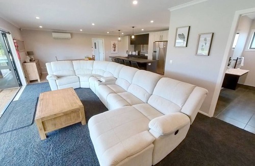 Ohakune House | Up to 24 people, 10 bedrooms, 4 bathrooms, 2 kitchens