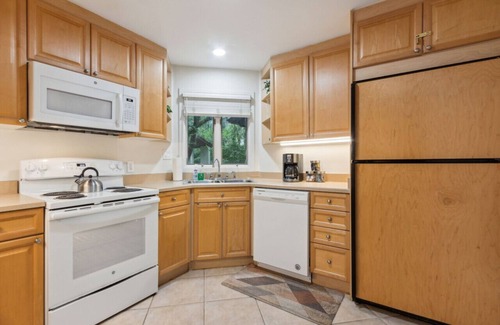 Fernandina Beach Condo | Updated 1/1 Pool, Walk to Beach and Golf course!