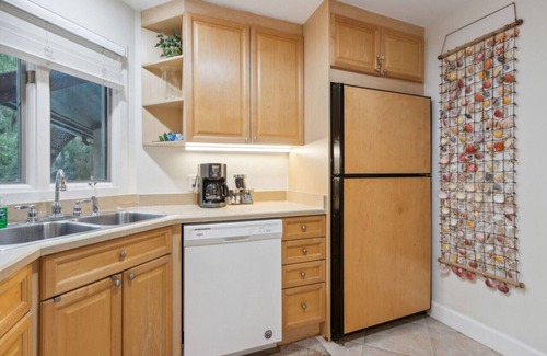 Fernandina Beach Condo | Updated 1/1 Pool, Walk to Beach and Golf course!