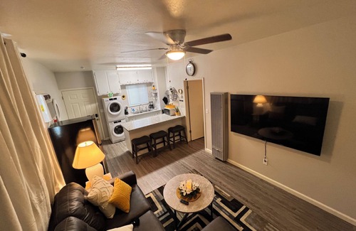 Hanford House | Updated 1 bedroom near shopping and restaurants