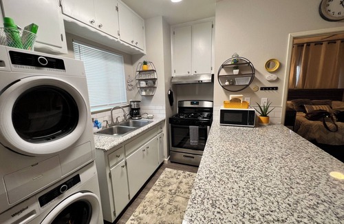 Hanford House | Updated 1 bedroom near shopping and restaurants