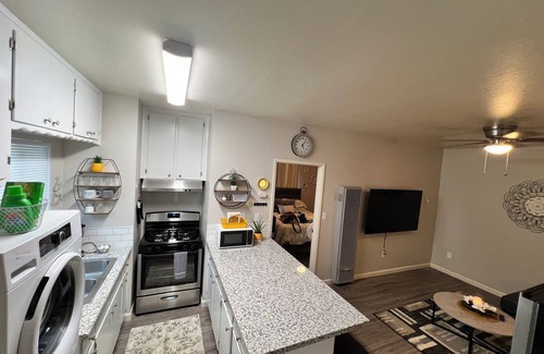 Hanford House | Updated 1 bedroom near shopping and restaurants