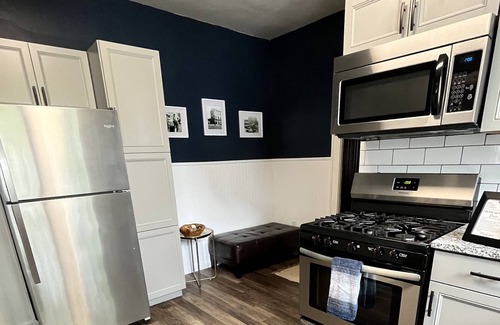 Belleville House | Updated 1-Bedroom w/ King + Full Kitchen & Private Laundry