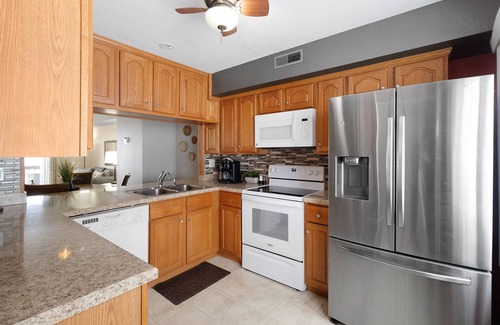 Morgantown House | Updated-100Mbps-Smart TV-3 TVs-Full Kitchen-W/D