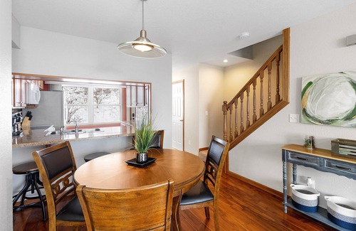 Morgantown House | Updated-100Mbps-Smart TV-3 TVs-Full Kitchen-W/D