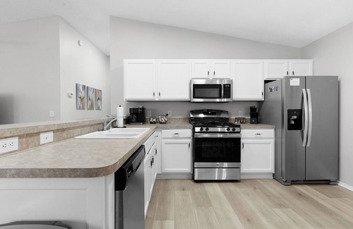 Wildwood House | Updated 2 bedroom house The Villages, Walk to pool, 2 miles to SQ, Pet friendly