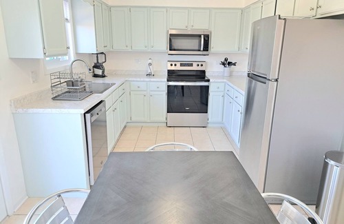 Roselle Apartment | Updated 2bdrm Condo - Walk to Train!