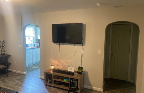 Westbrook House | Updated 2BR Home near The Lakes + pet friendly