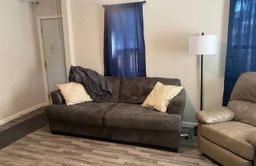 Westbrook House | Updated 2BR Home near The Lakes + pet friendly
