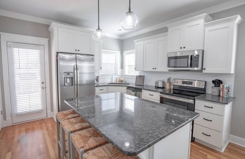Spring Hill Apartment | Updated 2BR | Safe, Central Location